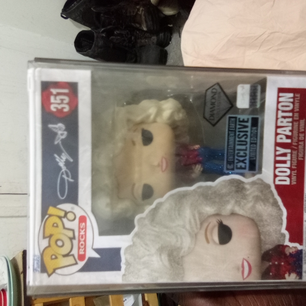 Funko Pop! Rocks Dolly Parton Exclusive Figure